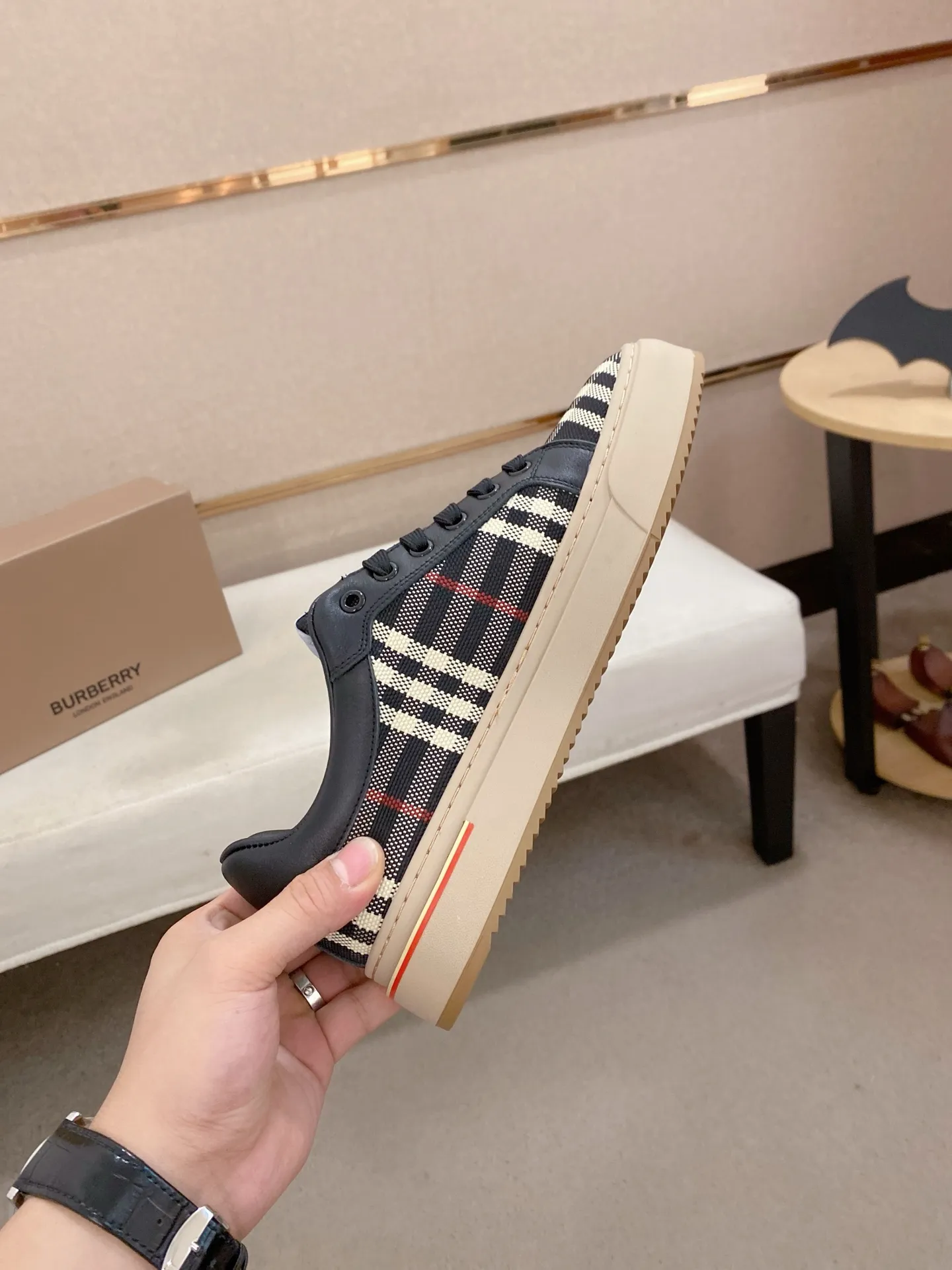 Men's shoes💰: 400💰🇮🇹🇮🇹The counters are synchronized with BURBERRY's top purchasing agents🔍🔍Synchronized sales. Positive code number: 38-44. Italian imported cowhide with official website fabric. Fully imported sheepskin lining, sole: original sole provided by the original factory, exclusive movable molded sole, super comfortable, original factory follow-up goods, 🔍🔍high quality, you can enter and leave the counter at will, welcome to compare (can be customized 45)